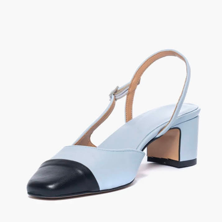 Chanel in pelle azzurra con punta quadrata in pelle nera