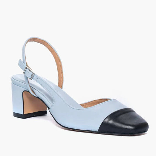 Chanel in pelle azzurra con punta quadrata in pelle nera