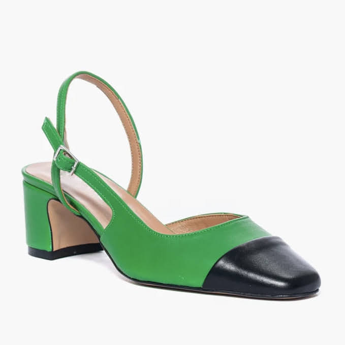Chanel in pelle verde con punta quadrata in pelle nera