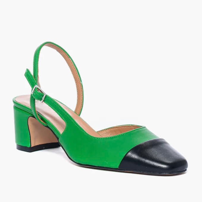Chanel in pelle verde con punta quadrata in pelle nera